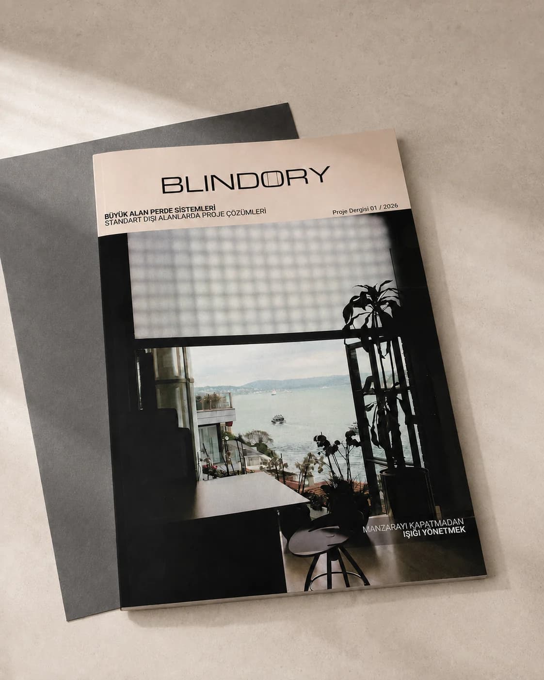 Masa üzerinde Blindory kurumsal dergisinin basılı ön kapağı
